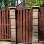 Забор из евроштакетника со столбами из мраморной крошки