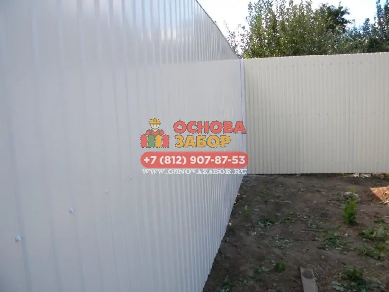 Забор из профнастила белого цвета